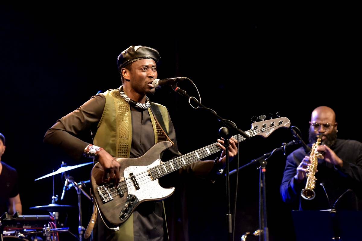 Senegalský baskytarista Alune Wade v pražském Divadle U Hasičů představil projekt Sultan