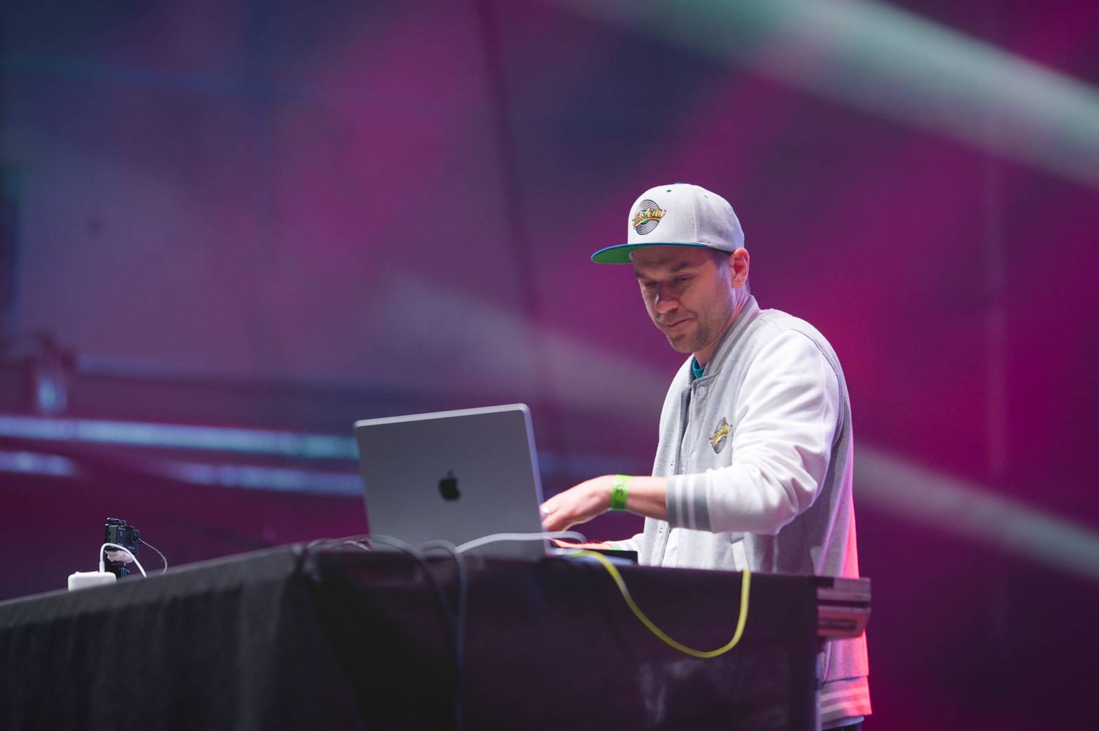 Plzeň se dotkla hvězd. Pozvání na Žebřík přijali Vilém Čok, Bára Basiková i Kamil Střihavka