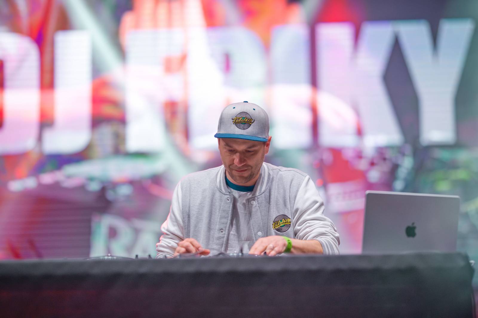 Plzeň se dotkla hvězd. Pozvání na Žebřík přijali Vilém Čok, Bára Basiková i Kamil Střihavka