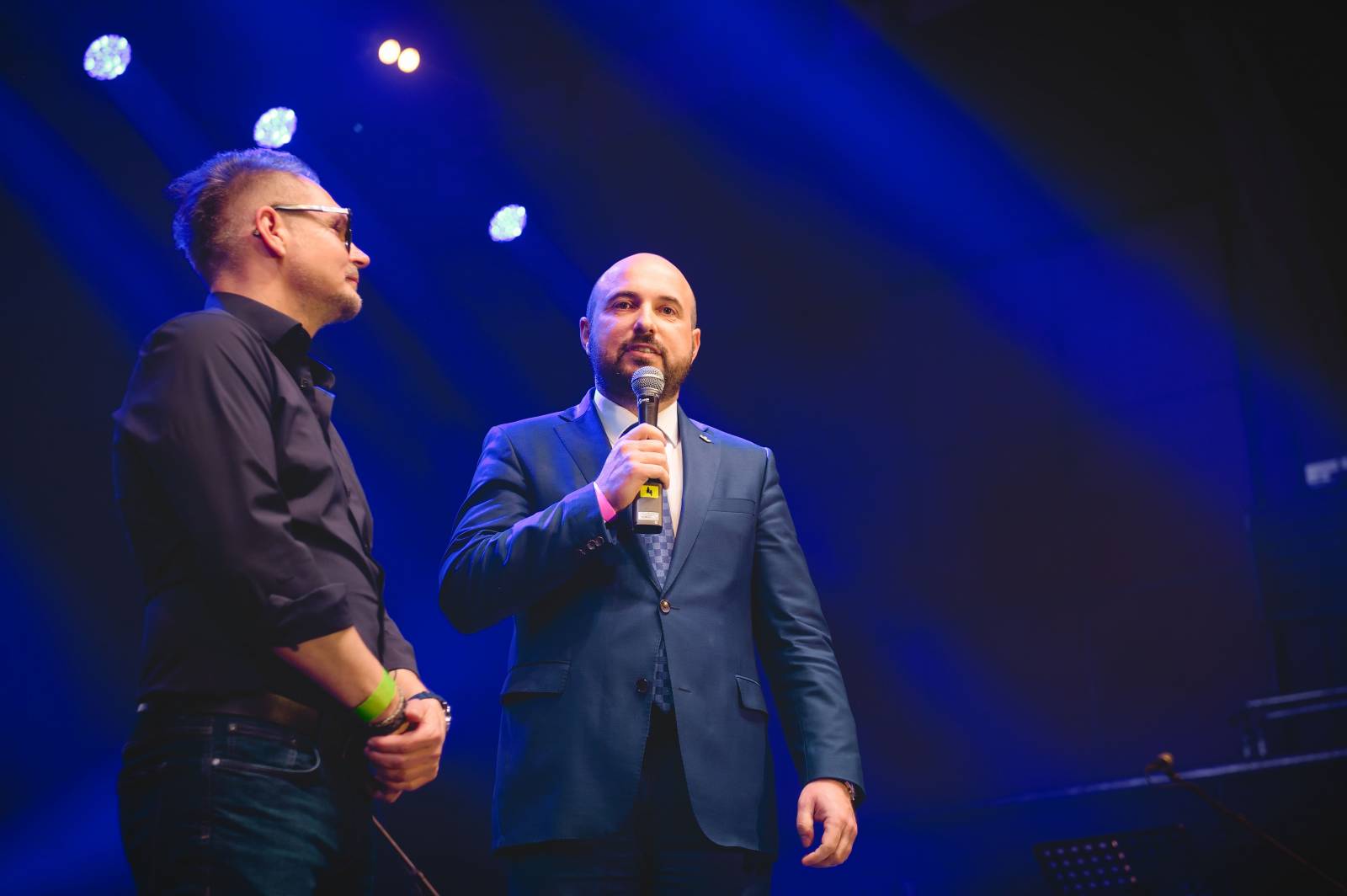 Plzeň se dotkla hvězd. Pozvání na Žebřík přijali Vilém Čok, Bára Basiková i Kamil Střihavka