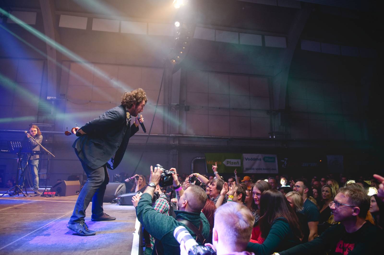 Plzeň se dotkla hvězd. Pozvání na Žebřík přijali Vilém Čok, Bára Basiková i Kamil Střihavka