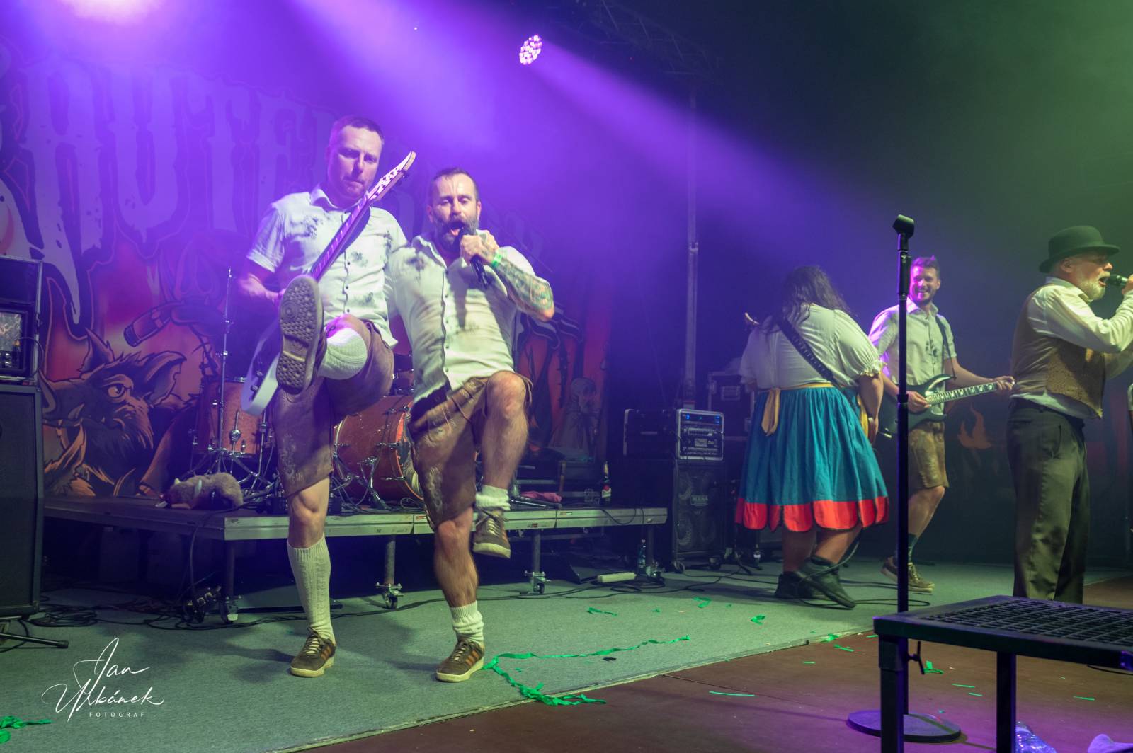 Pivní spršky i hromadné pogo. Trautenberk a Cocotte Minute dorazili do České Lípy