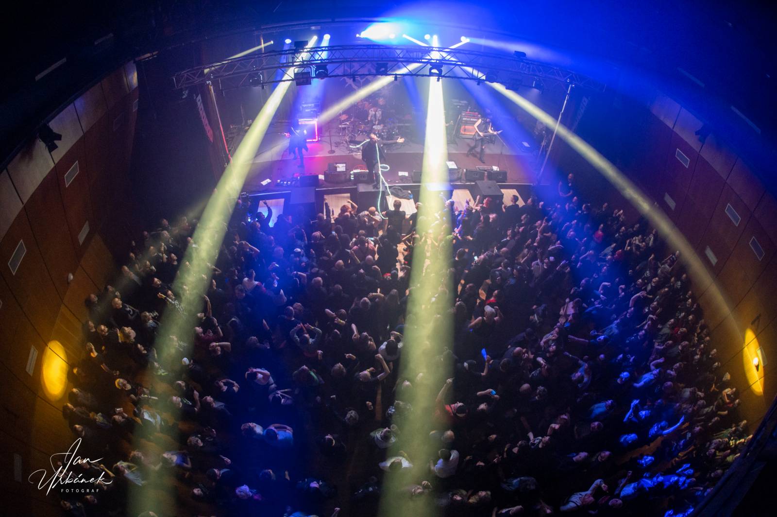 Pivní spršky i hromadné pogo. Trautenberk a Cocotte Minute dorazili do České Lípy