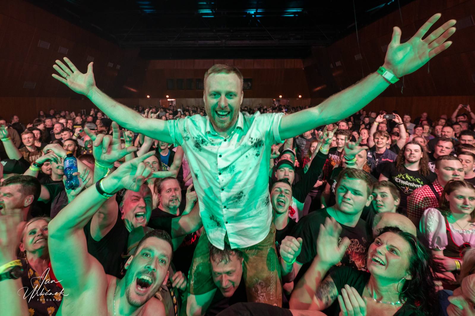 Pivní spršky i hromadné pogo. Trautenberk a Cocotte Minute dorazili do České Lípy