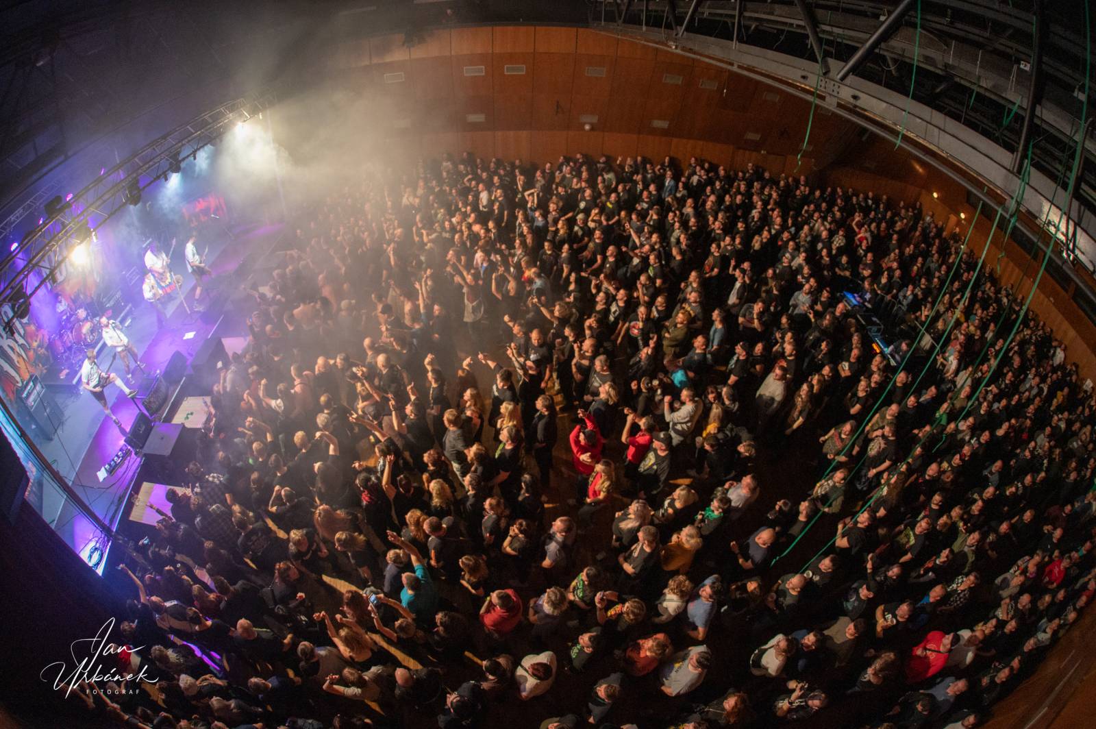 Pivní spršky i hromadné pogo. Trautenberk a Cocotte Minute dorazili do České Lípy