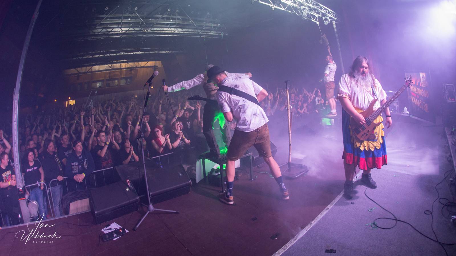 Pivní spršky i hromadné pogo. Trautenberk a Cocotte Minute dorazili do České Lípy