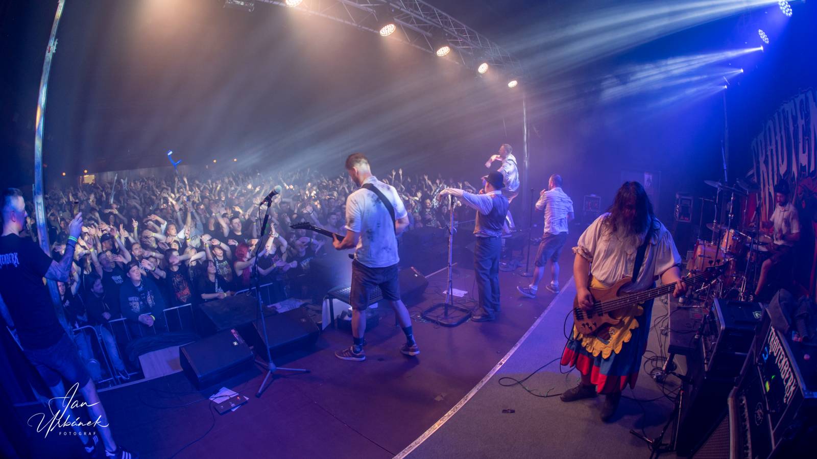 Pivní spršky i hromadné pogo. Trautenberk a Cocotte Minute dorazili do České Lípy