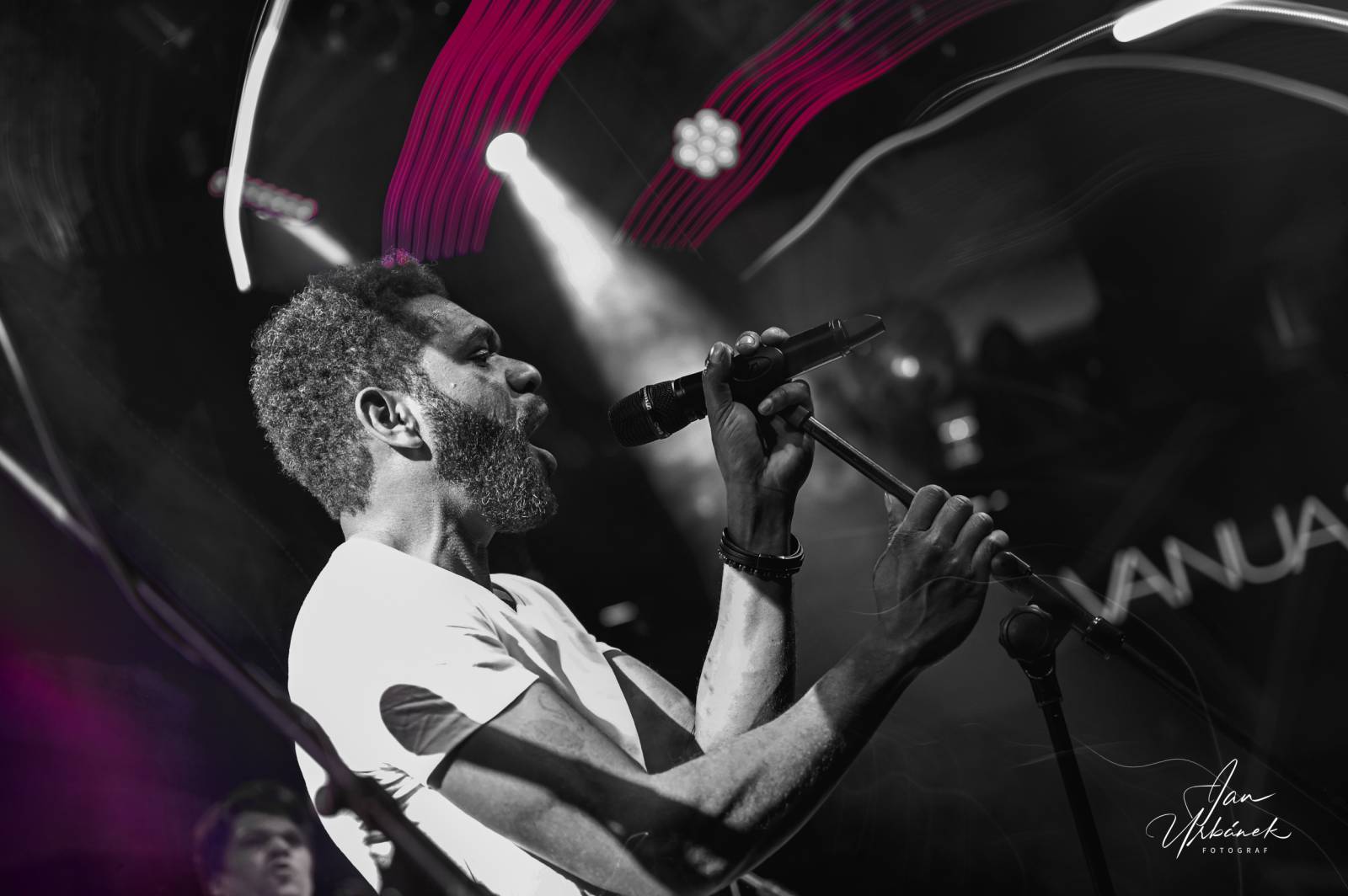 Vanua2 pokřtila v Lucerna Music Baru nové album, za kmotra zvolila Ivana Hlase