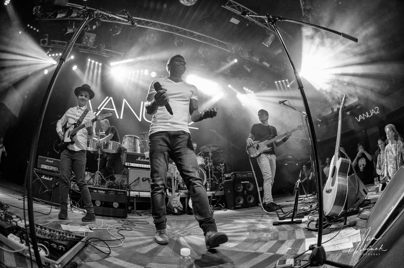 Vanua2 pokřtila v Lucerna Music Baru nové album, za kmotra zvolila Ivana Hlase