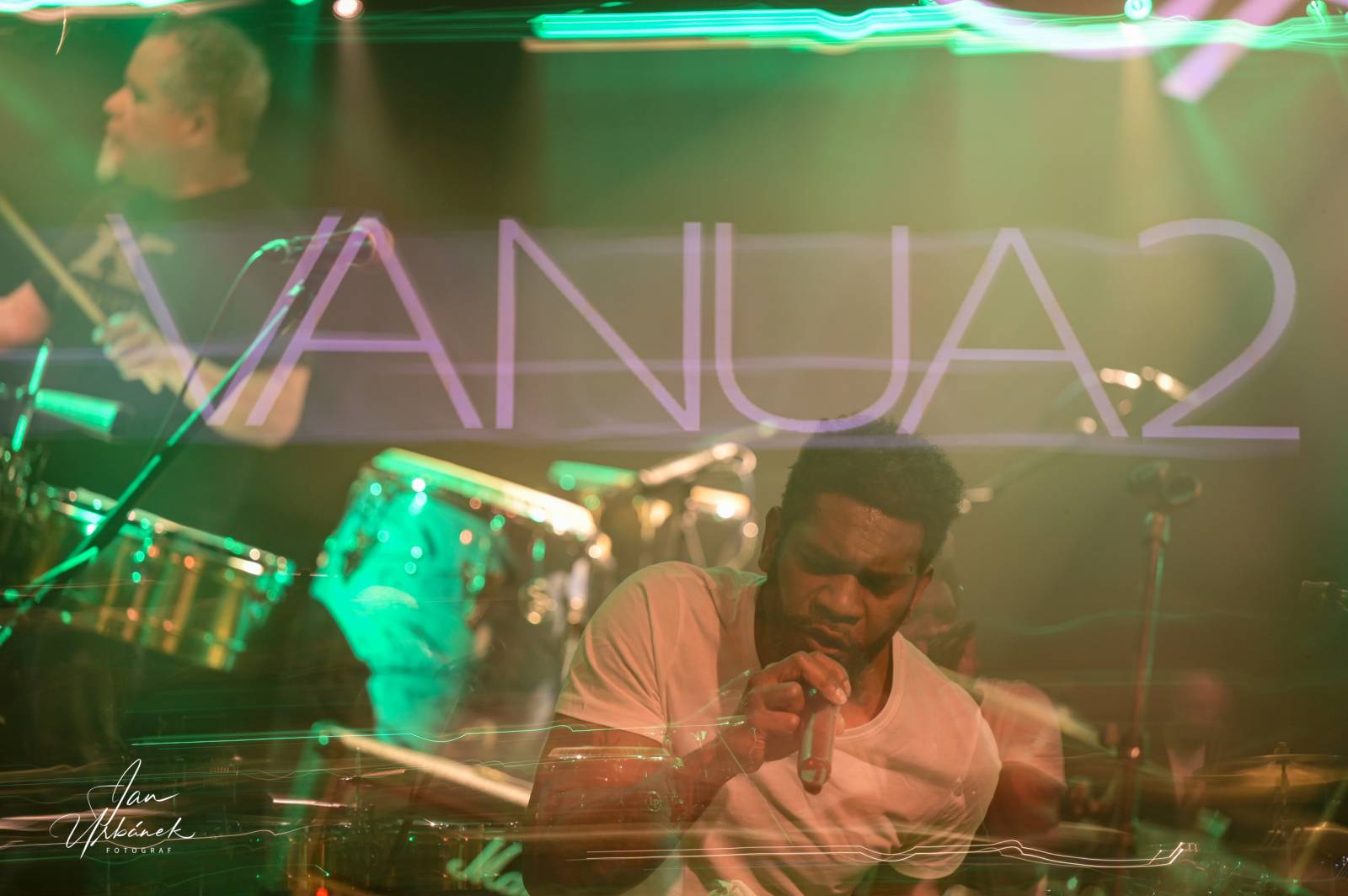 Vanua2 pokřtila v Lucerna Music Baru nové album, za kmotra zvolila Ivana Hlase