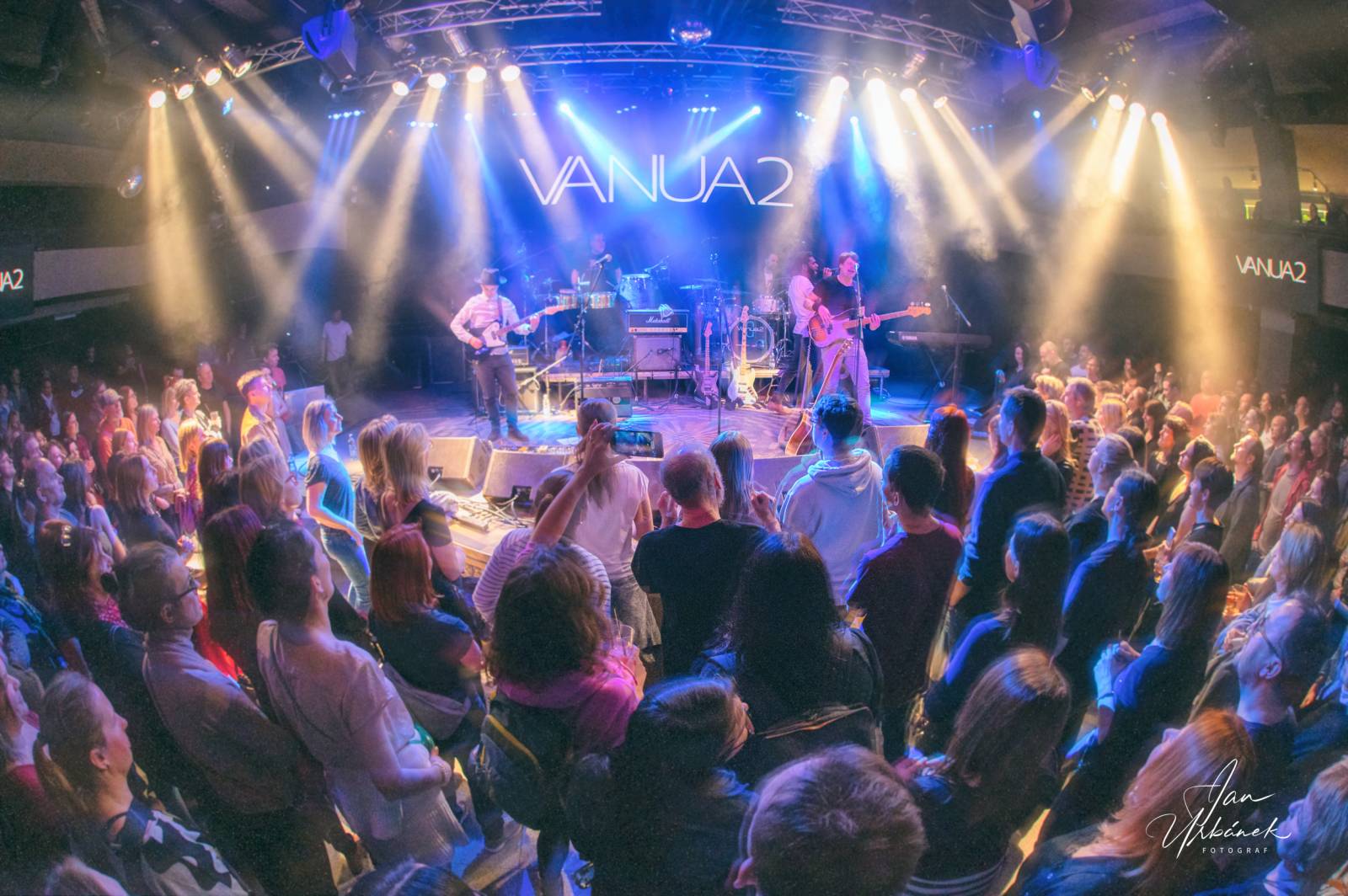 Vanua2 pokřtila v Lucerna Music Baru nové album, za kmotra zvolila Ivana Hlase