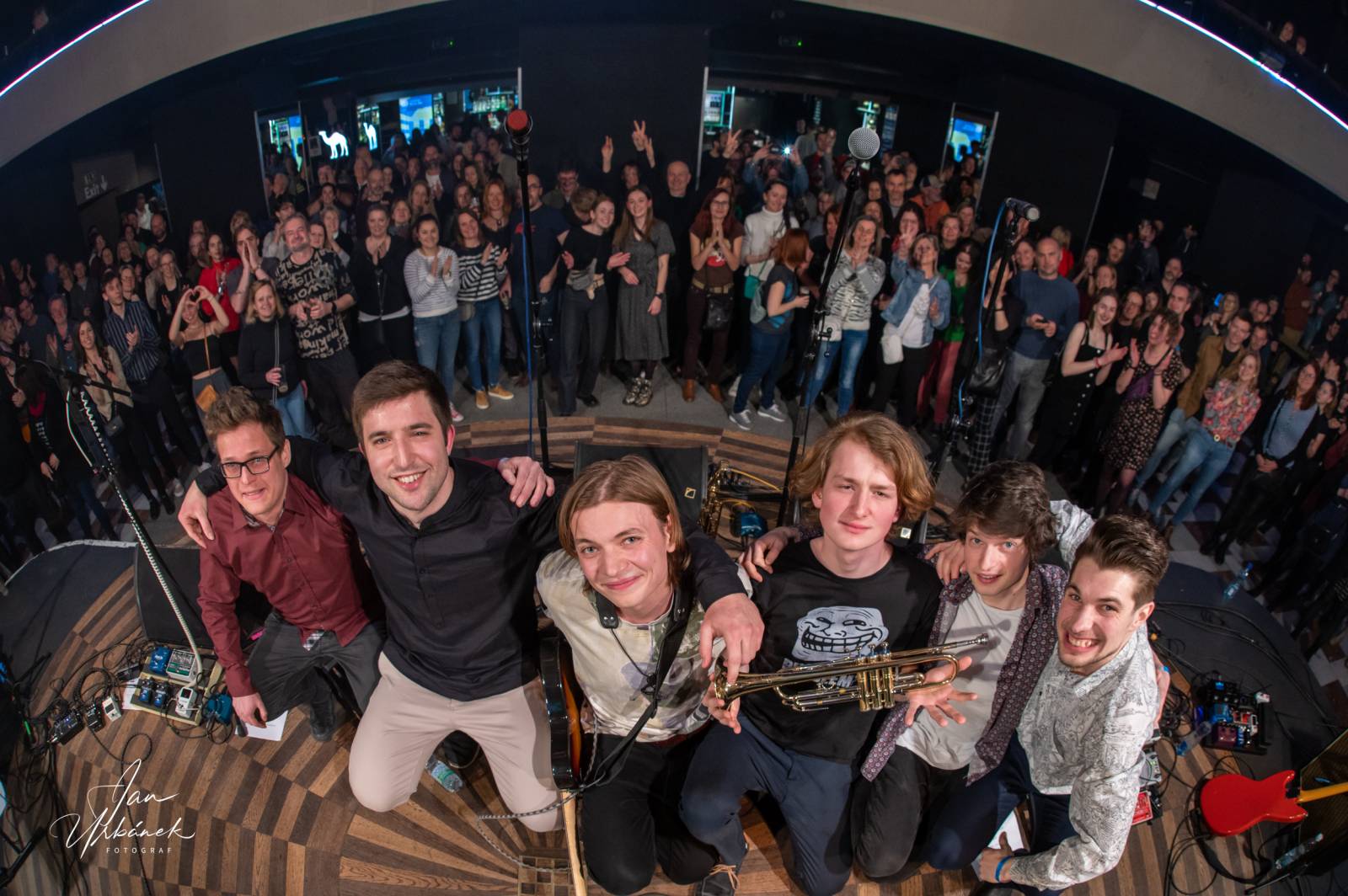 Vanua2 pokřtila v Lucerna Music Baru nové album, za kmotra zvolila Ivana Hlase