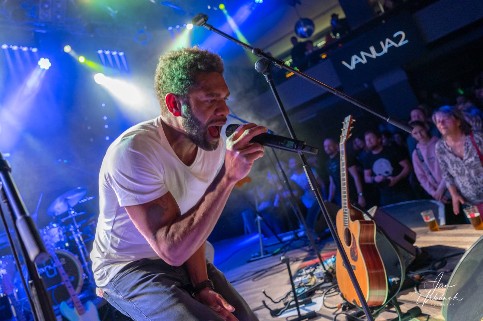 Vanua2 pokřtila v Lucerna Music Baru nové album, za kmotra zvolila Ivana Hlase