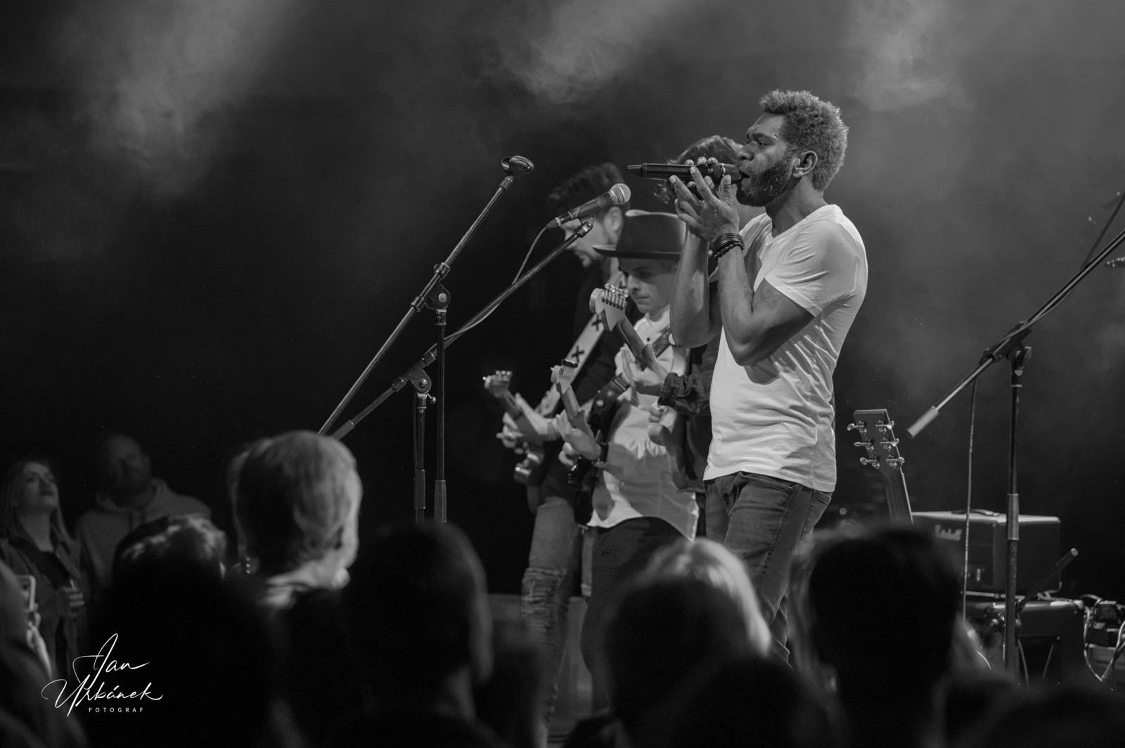 Vanua2 pokřtila v Lucerna Music Baru nové album, za kmotra zvolila Ivana Hlase