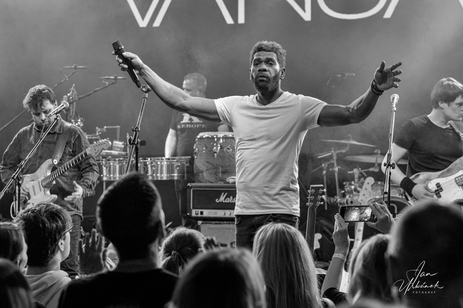 Vanua2 pokřtila v Lucerna Music Baru nové album, za kmotra zvolila Ivana Hlase