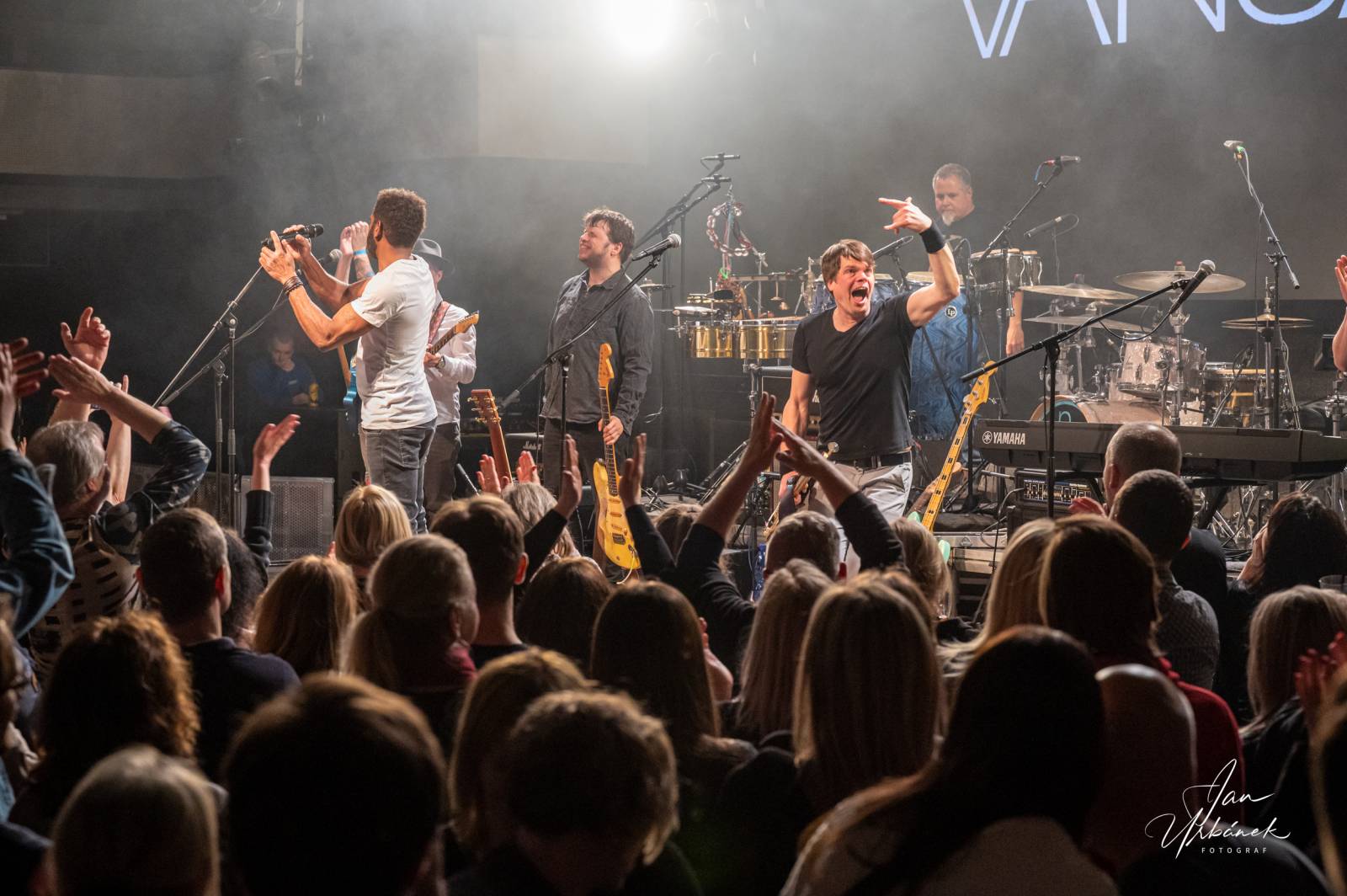 Vanua2 pokřtila v Lucerna Music Baru nové album, za kmotra zvolila Ivana Hlase