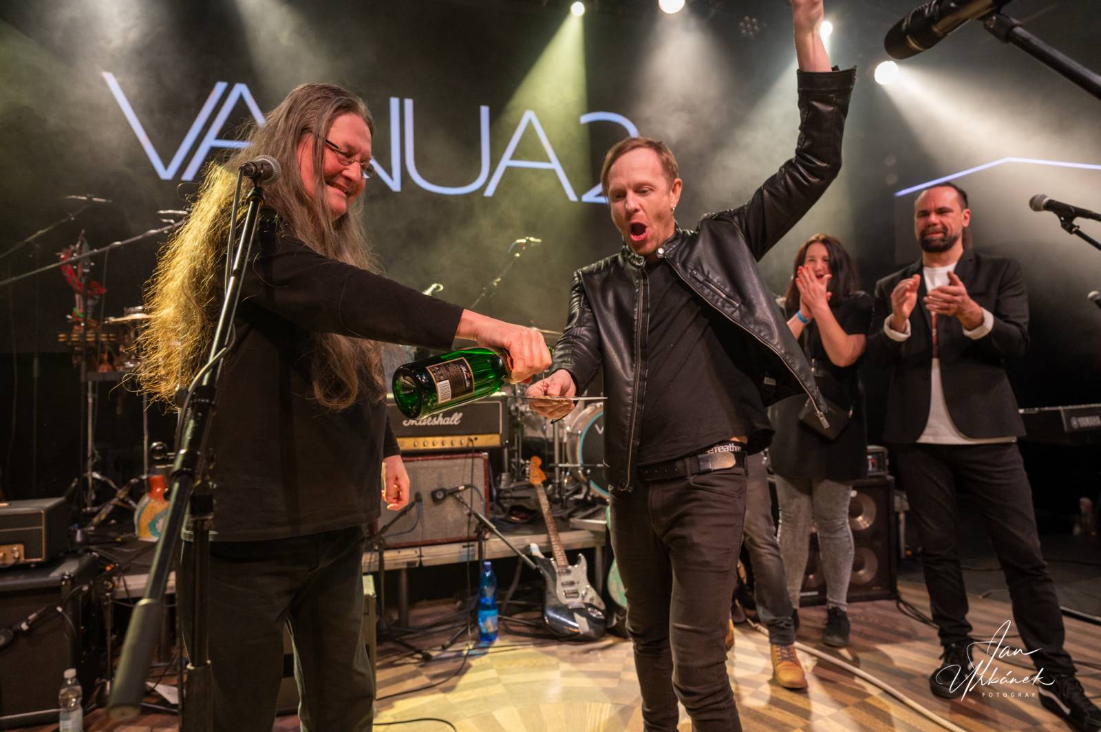 Vanua2 pokřtila v Lucerna Music Baru nové album, za kmotra zvolila Ivana Hlase