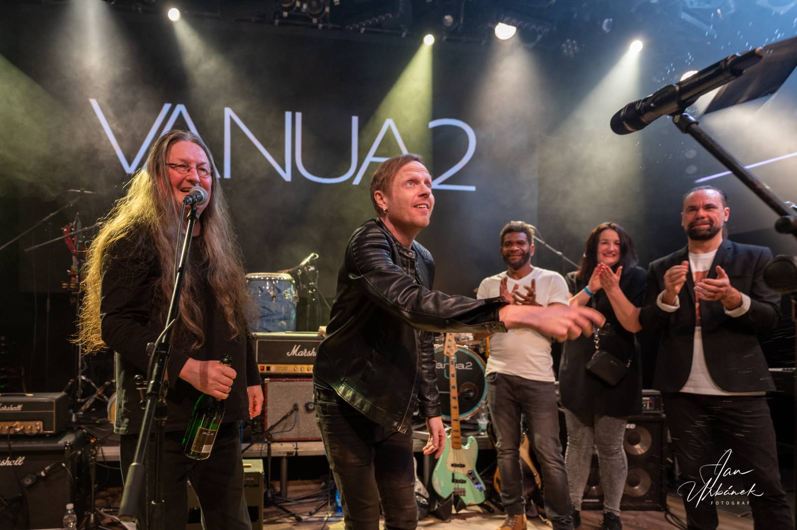 Vanua2 pokřtila v Lucerna Music Baru nové album, za kmotra zvolila Ivana Hlase