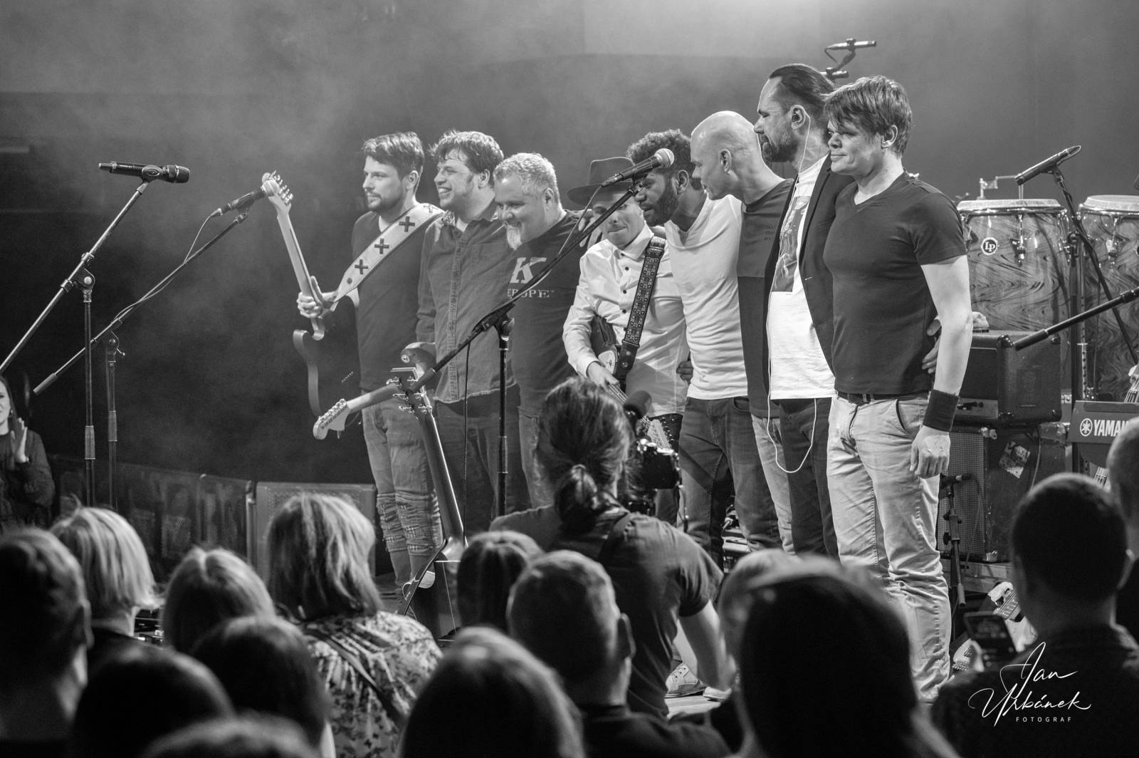 Vanua2 pokřtila v Lucerna Music Baru nové album, za kmotra zvolila Ivana Hlase