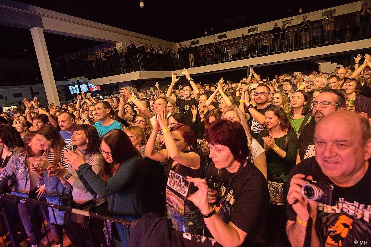Mňága a Žďorp zahrála v Plzni, našla si tam sborové zpěvačky