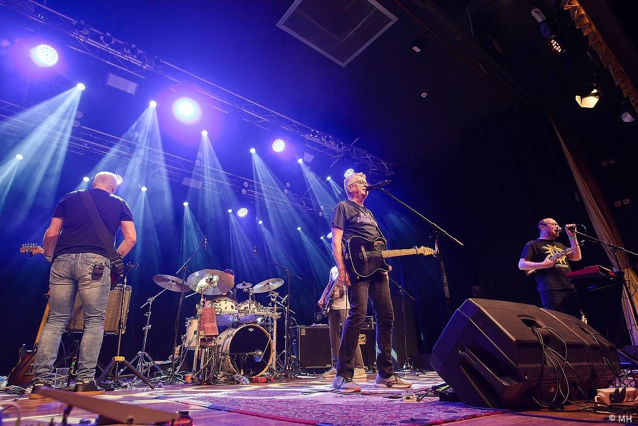 Mňága a Žďorp zahrála v Plzni, našla si tam sborové zpěvačky