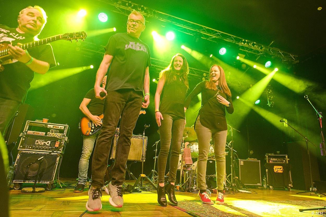 Mňága a Žďorp zahrála v Plzni, našla si tam sborové zpěvačky