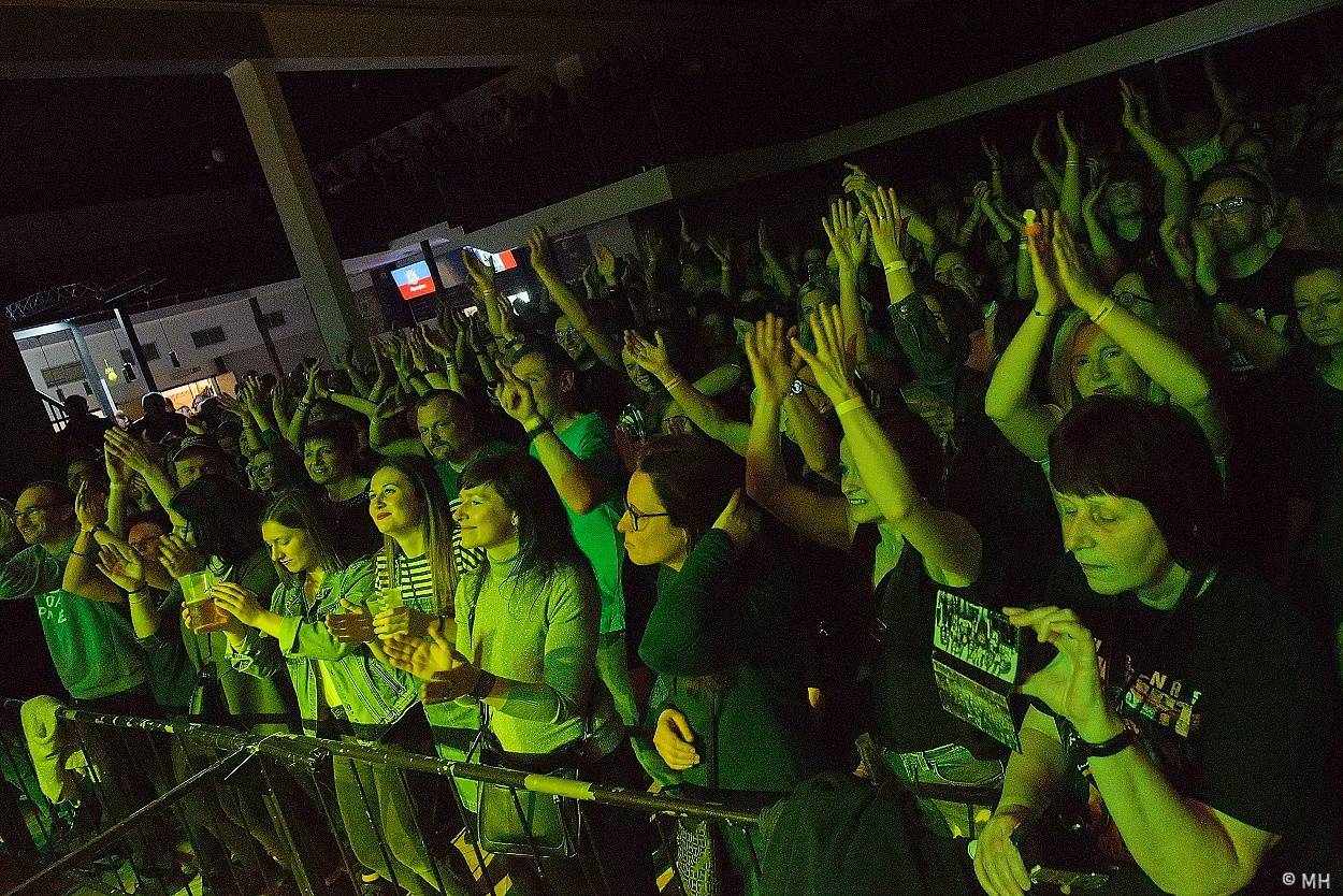 Mňága a Žďorp zahrála v Plzni, našla si tam sborové zpěvačky