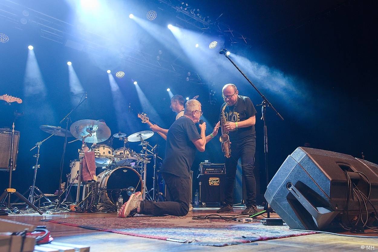 Mňága a Žďorp zahrála v Plzni, našla si tam sborové zpěvačky