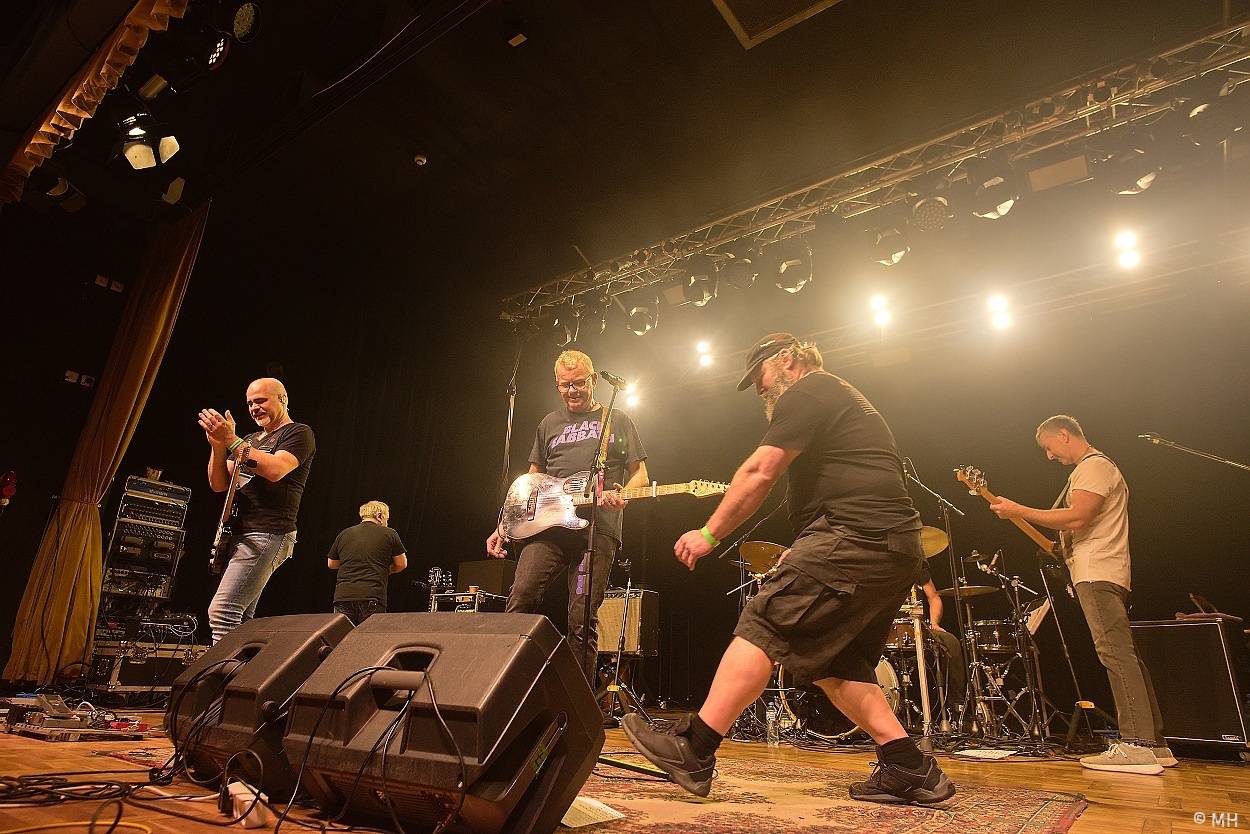 Mňága a Žďorp zahrála v Plzni, našla si tam sborové zpěvačky