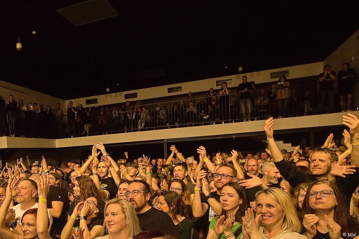 Mňága a Žďorp zahrála v Plzni, našla si tam sborové zpěvačky