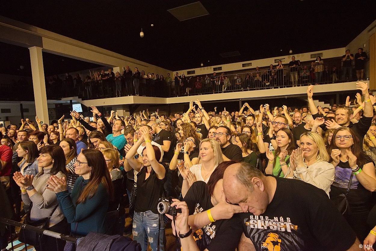 Mňága a Žďorp zahrála v Plzni, našla si tam sborové zpěvačky