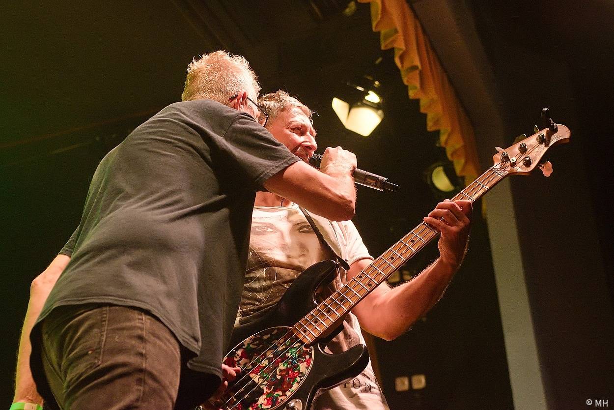 Mňága a Žďorp zahrála v Plzni, našla si tam sborové zpěvačky