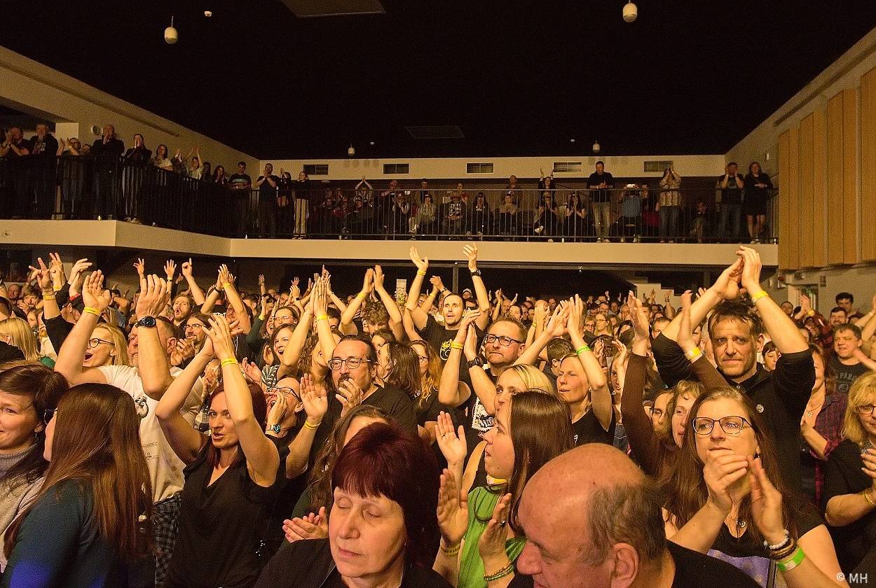 Mňága a Žďorp zahrála v Plzni, našla si tam sborové zpěvačky