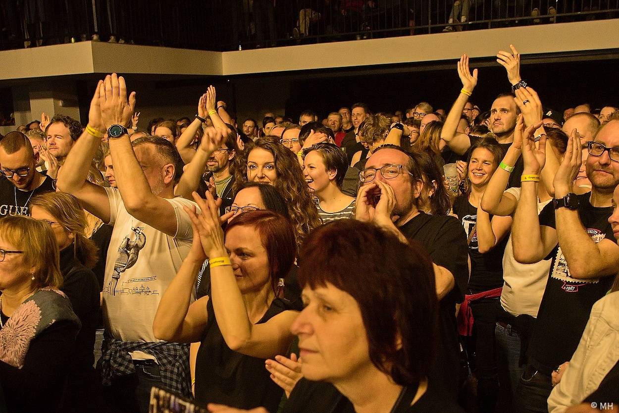 Mňága a Žďorp zahrála v Plzni, našla si tam sborové zpěvačky