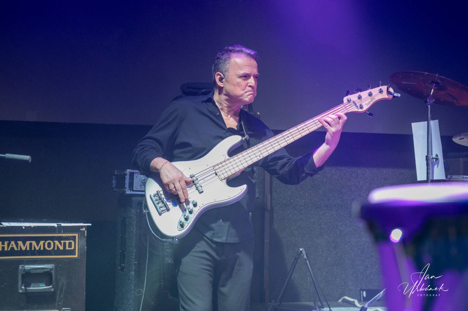 J.A.R. kluby sluší. V Lucerna Music Baru se stálo i na stolech