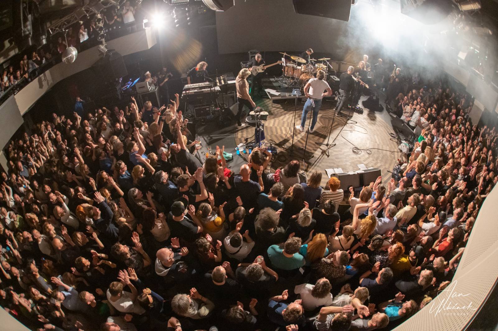 J.A.R. kluby sluší. V Lucerna Music Baru se stálo i na stolech