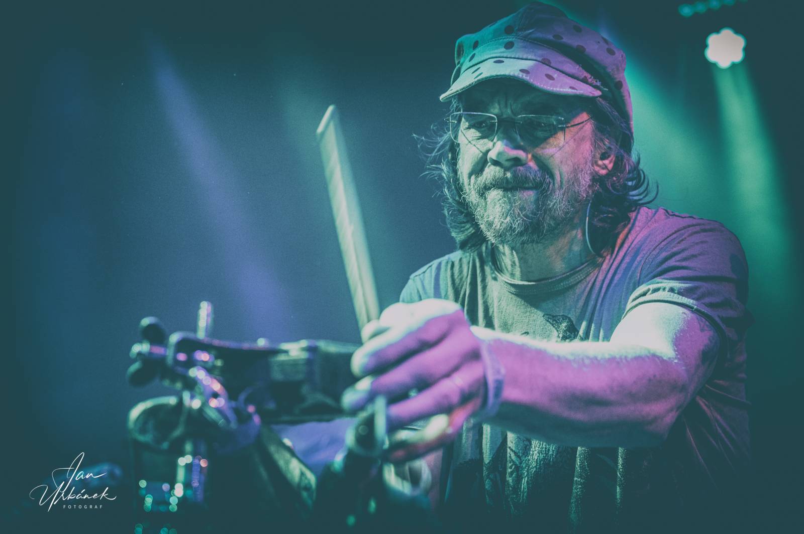 J.A.R. kluby sluší. V Lucerna Music Baru se stálo i na stolech