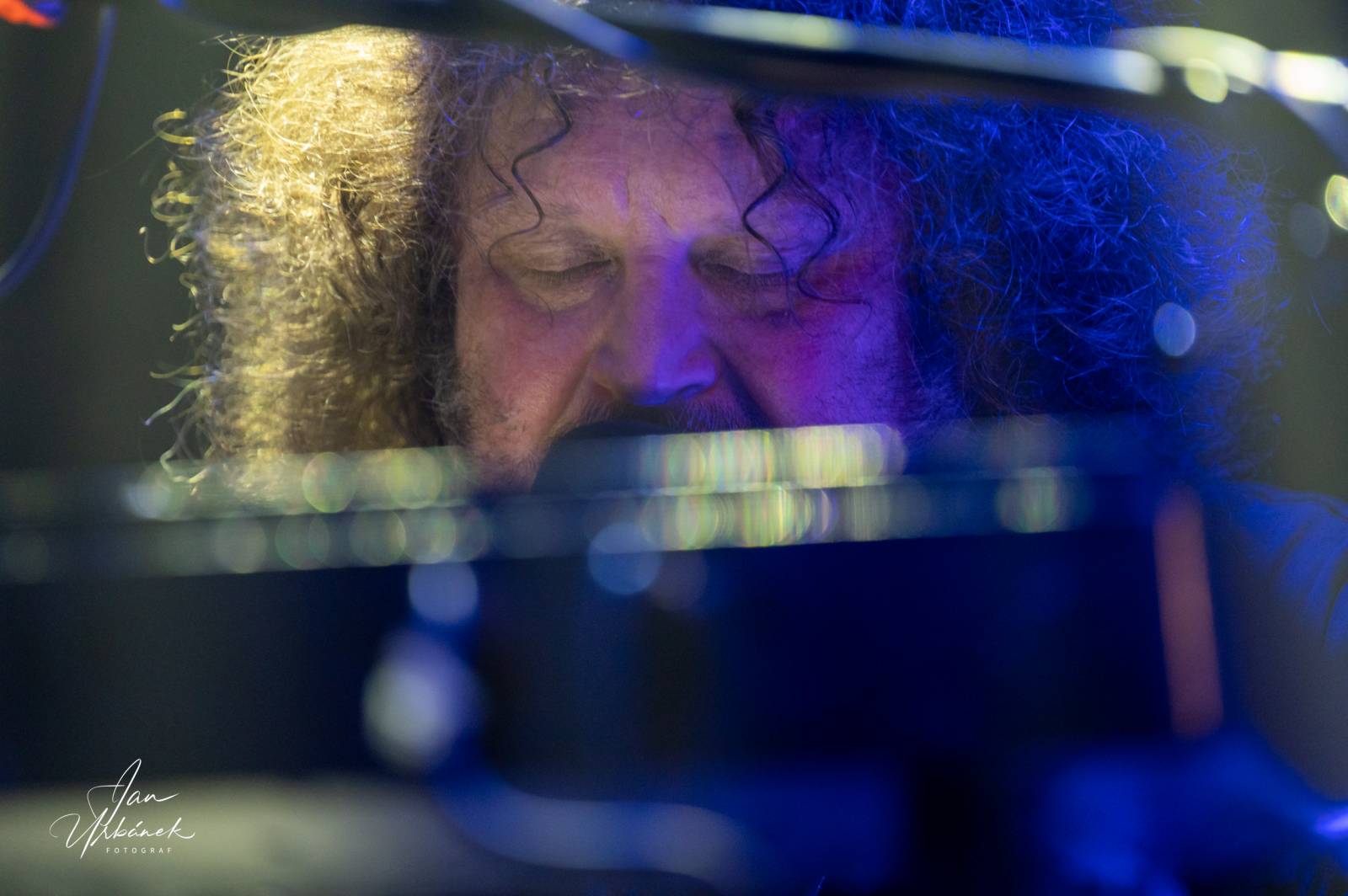 J.A.R. kluby sluší. V Lucerna Music Baru se stálo i na stolech