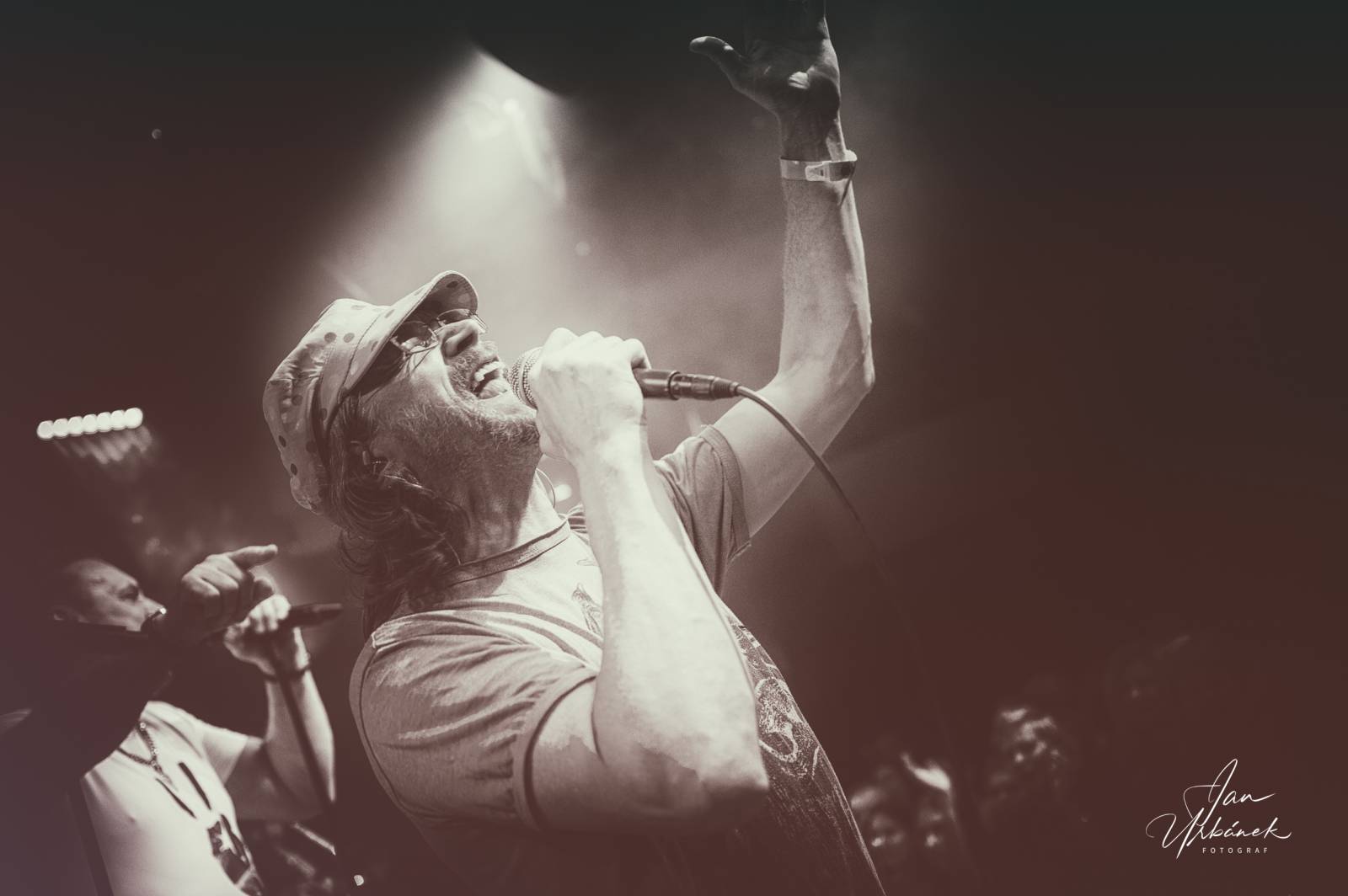 J.A.R. kluby sluší. V Lucerna Music Baru se stálo i na stolech