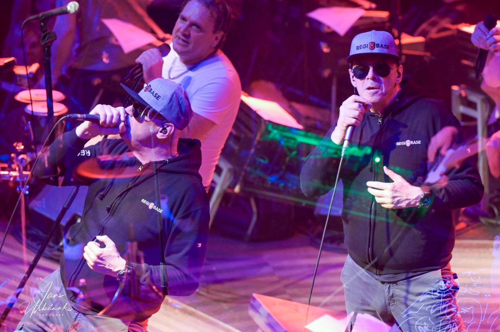 J.A.R. kluby sluší. V Lucerna Music Baru se stálo i na stolech