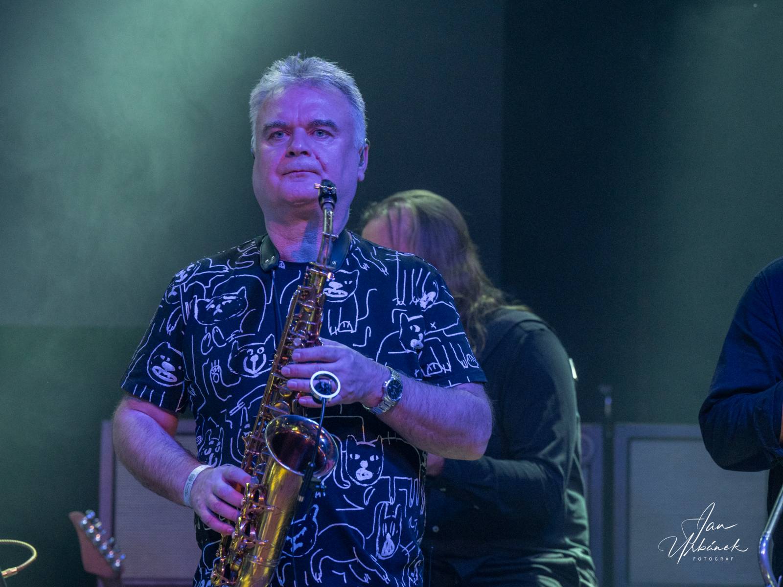 J.A.R. kluby sluší. V Lucerna Music Baru se stálo i na stolech