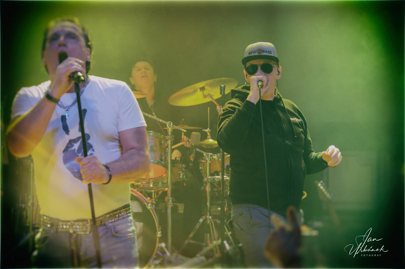 J.A.R. kluby sluší. V Lucerna Music Baru se stálo i na stolech