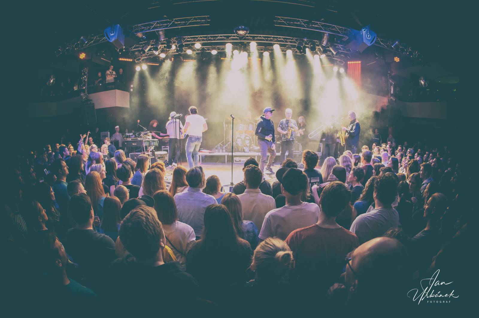 J.A.R. kluby sluší. V Lucerna Music Baru se stálo i na stolech