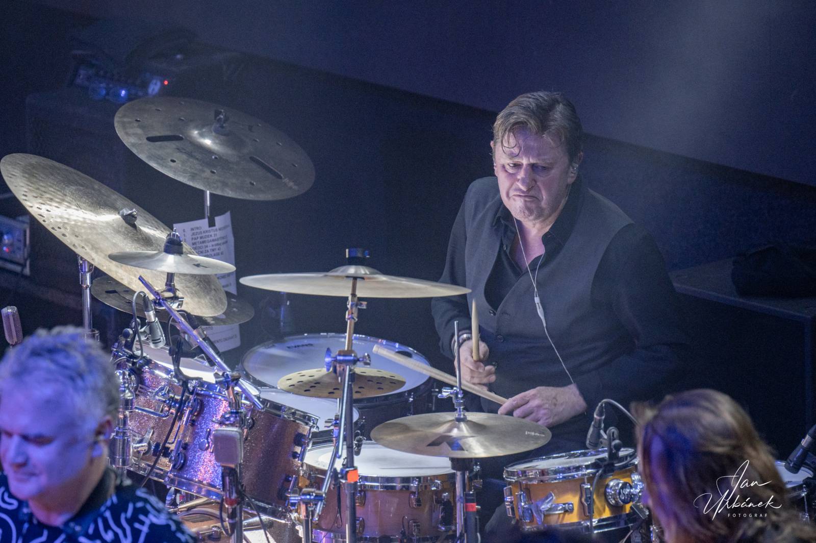 J.A.R. kluby sluší. V Lucerna Music Baru se stálo i na stolech