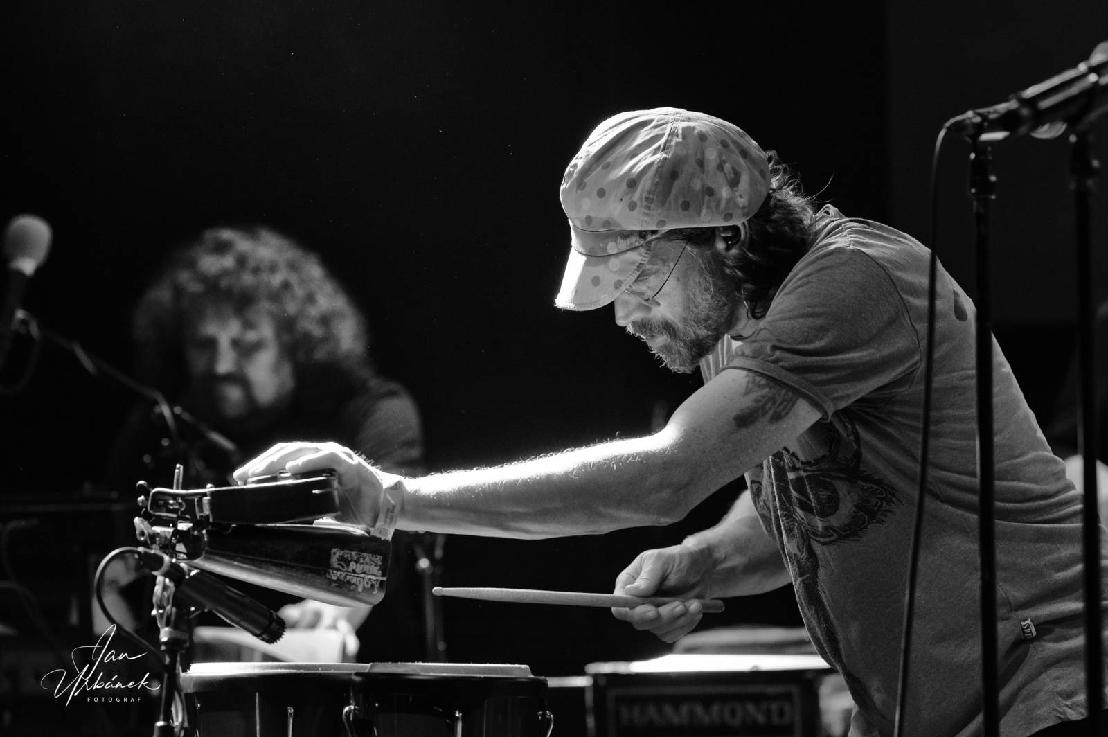 J.A.R. kluby sluší. V Lucerna Music Baru se stálo i na stolech