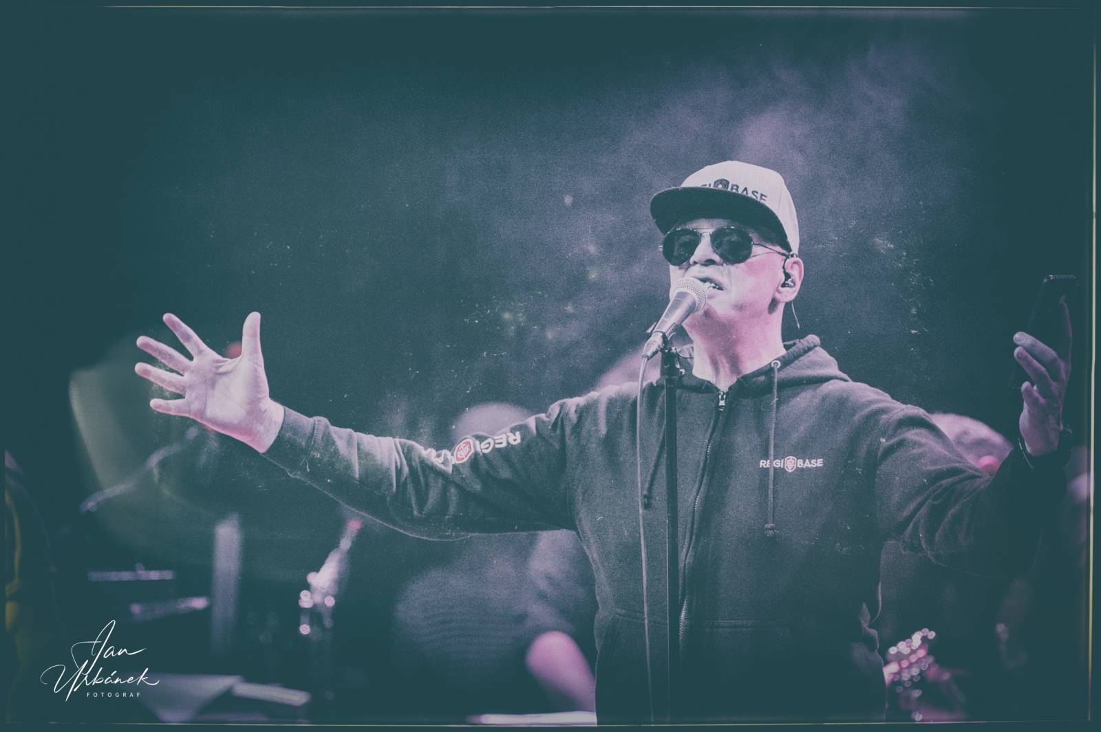 J.A.R. kluby sluší. V Lucerna Music Baru se stálo i na stolech