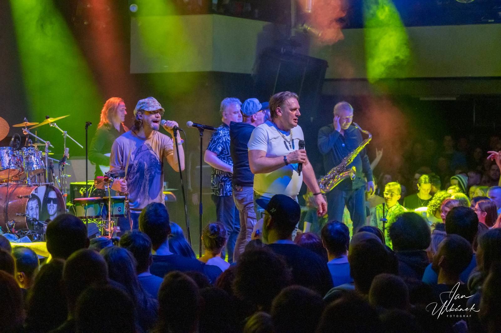 J.A.R. kluby sluší. V Lucerna Music Baru se stálo i na stolech