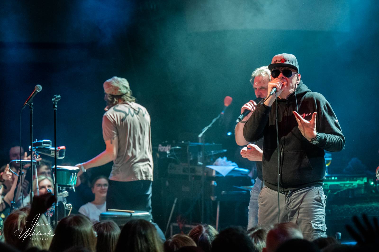 J.A.R. kluby sluší. V Lucerna Music Baru se stálo i na stolech