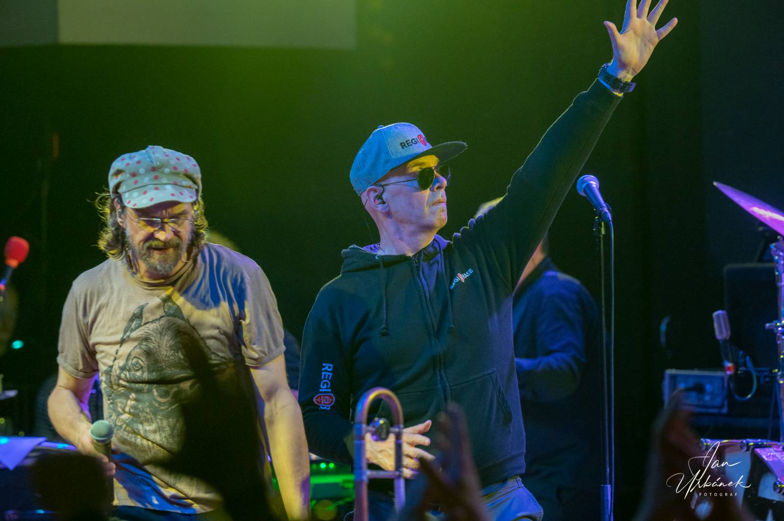 J.A.R. kluby sluší. V Lucerna Music Baru se stálo i na stolech