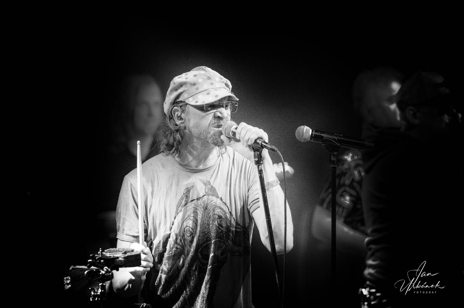 J.A.R. kluby sluší. V Lucerna Music Baru se stálo i na stolech